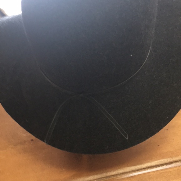 2- felt hats 1- summer floppy hat. $10 each one or all 3 $27 - Picture 7 of 11